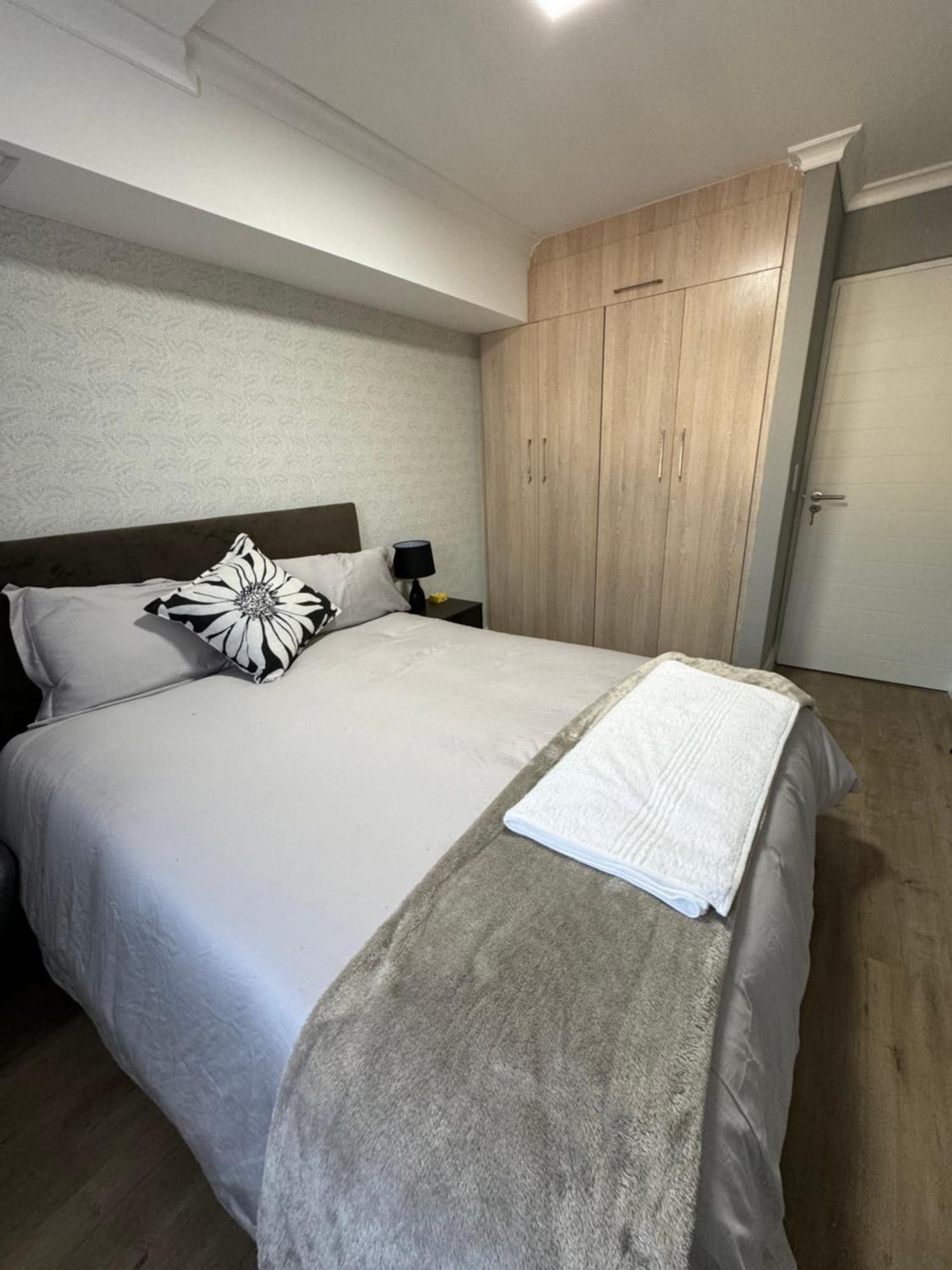 Apartment Luxury With Table Mountain View