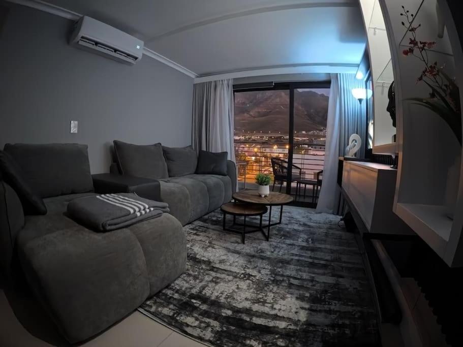 Luxury With Table Mountain View Apartment