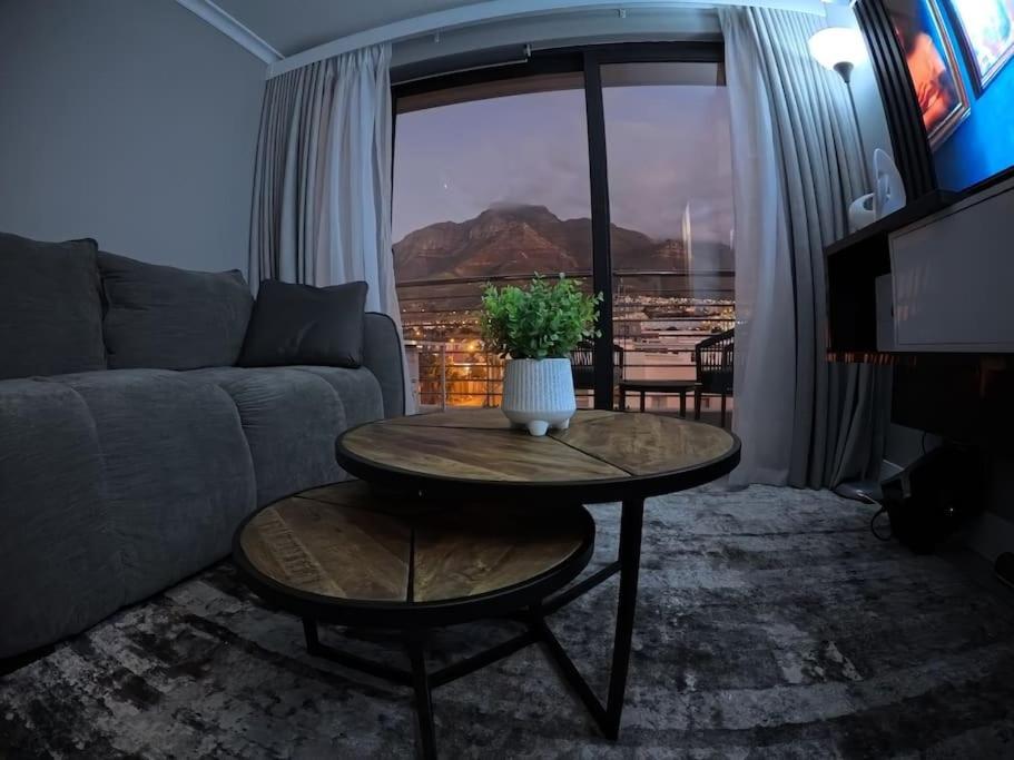 Luxury With Table Mountain View Apartment *